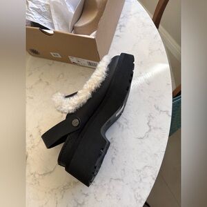 Ugh Women's Black and Cream Fur-Lined Clogs 8